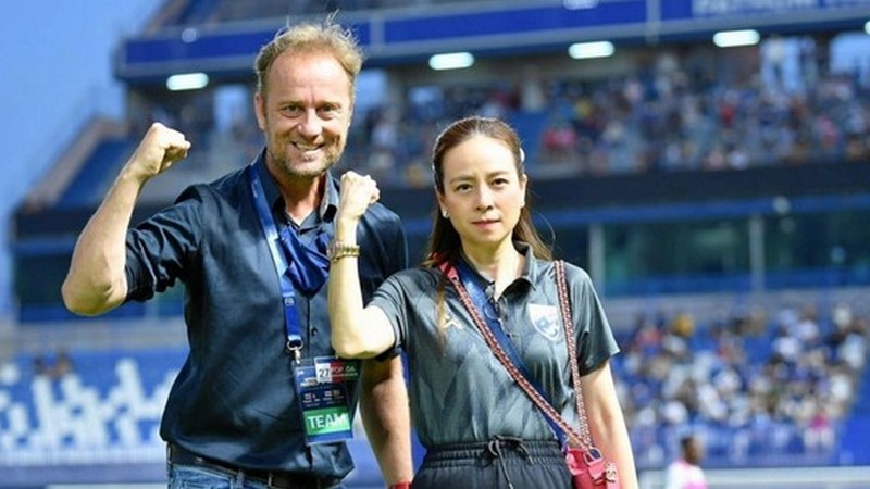 Nữ trưởng đoàn bóng đá Thái Lan và tình yêu với trái bóng